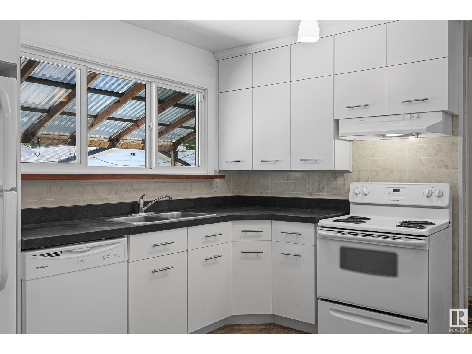 Property at 13317 85 ST NW image 2