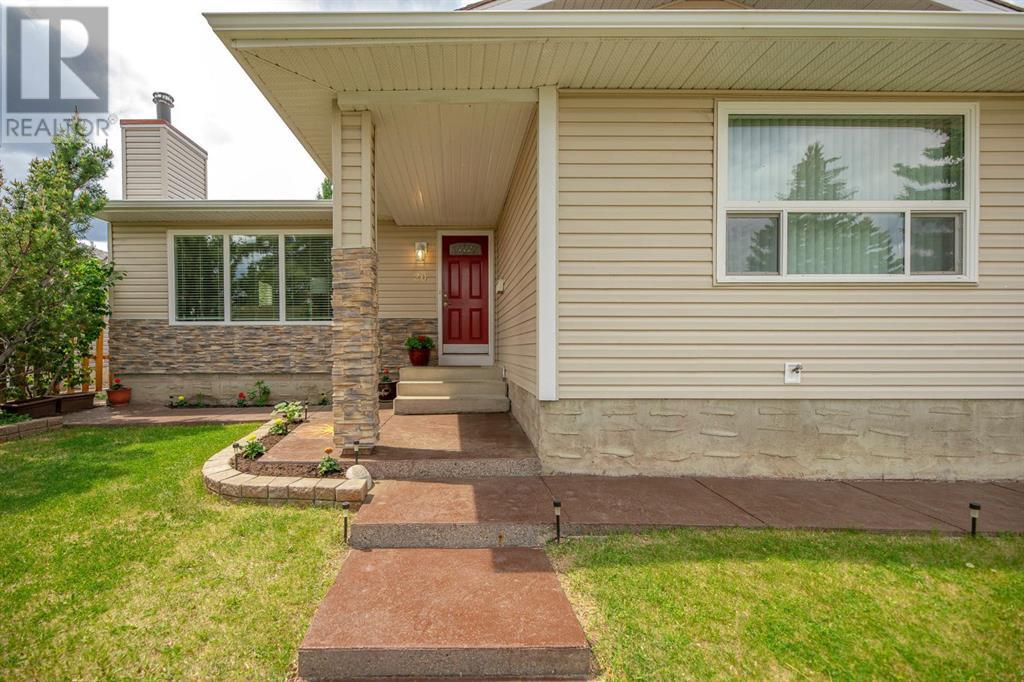 Property at 20 Woodford Crescent SW image 4
