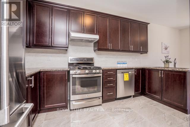 24 Sundew Lane, Richmond Hill (Oak Ridges Lake Wilcox), Ontario  L4E 1C3 - Photo 10 - N12254665