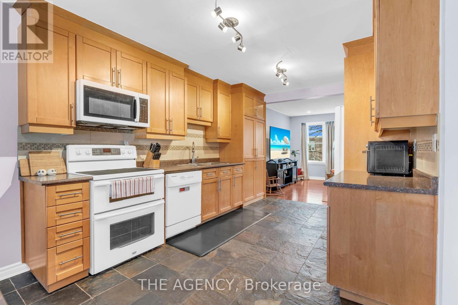 Property at 2203 MOUNTAIN GROVE AVENUE image 2