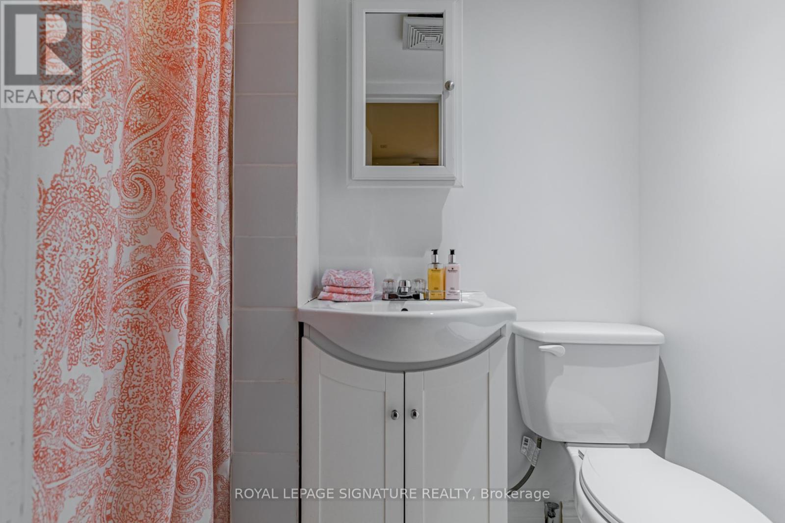 Lower - 246 Nairn Avenue, Toronto, Ontario  M6E 4H4 - Photo 6 - W12254787