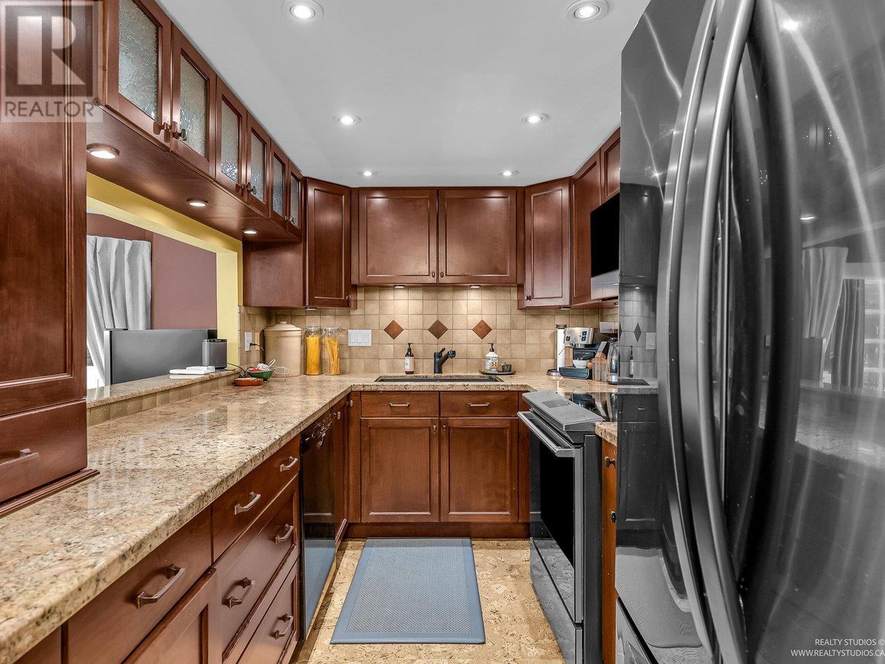 Property at 2217 OAK STREET image 4