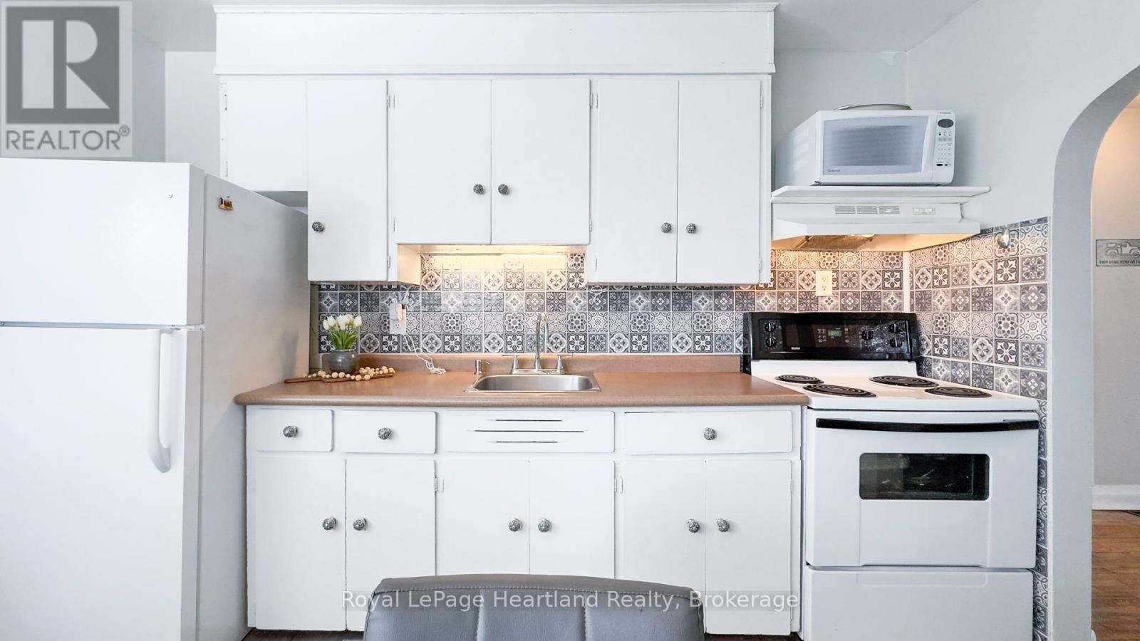 305 Mary Street, Goderich (Goderich (Town)), Ontario  N7A 3B3 - Photo 12 - X12254856