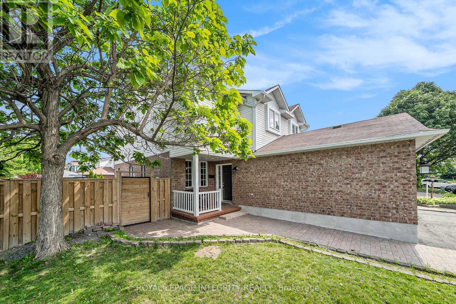 Property at 79 WOODFORD WAY image 2