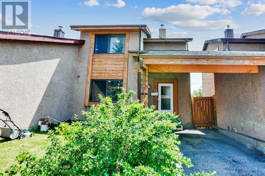 Property at 40 Pinecliff Close NE image 3