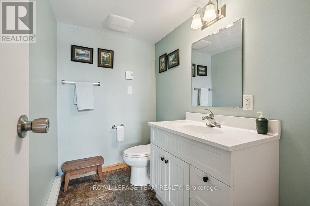 304 Hay Bay Lane, Leeds And The Thousand Islands, Ontario  K0E 1L0 - Photo 37 - X12255095