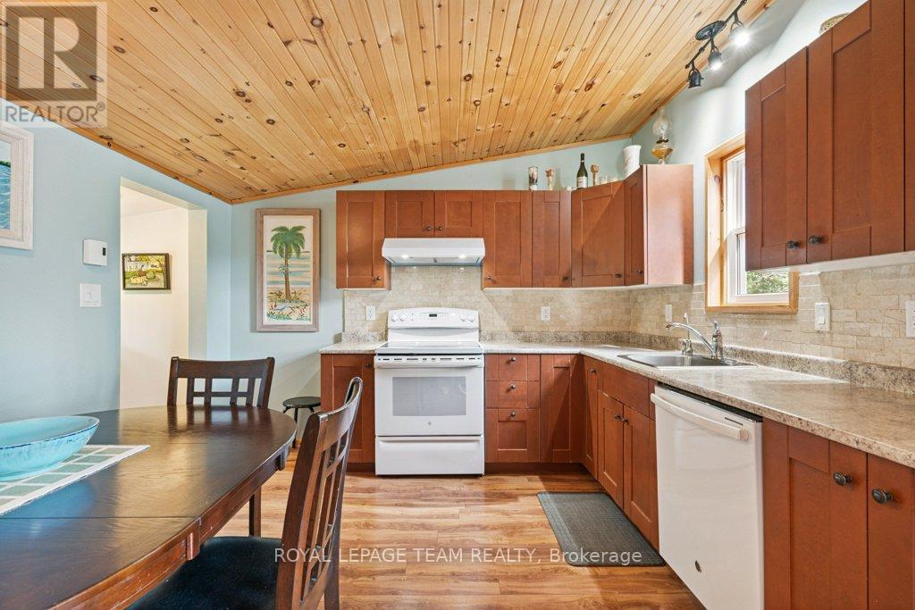 304 Hay Bay Lane, Leeds And The Thousand Islands, Ontario  K0E 1L0 - Photo 39 - X12255095