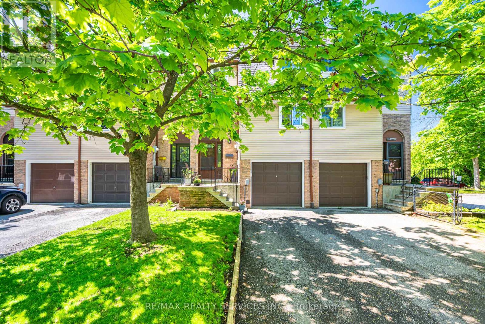 Property at 32 ROSSET CRESCENT image 2
