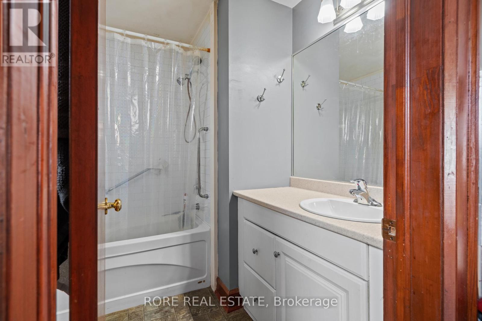 59 Haig Street, St. Catharines, Ontario  L2R 6K7 - Photo 12 - X12255266