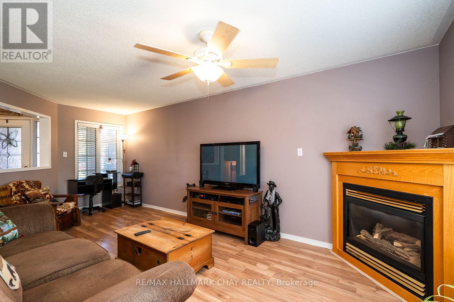 Property at 17 HENDERSON CRESCENT image 3