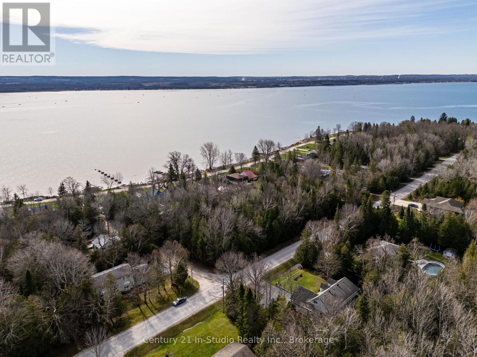 106 Washington Avenue, Georgian Bluffs, Ontario  N4K 5N4 - Photo 2 - X12253880