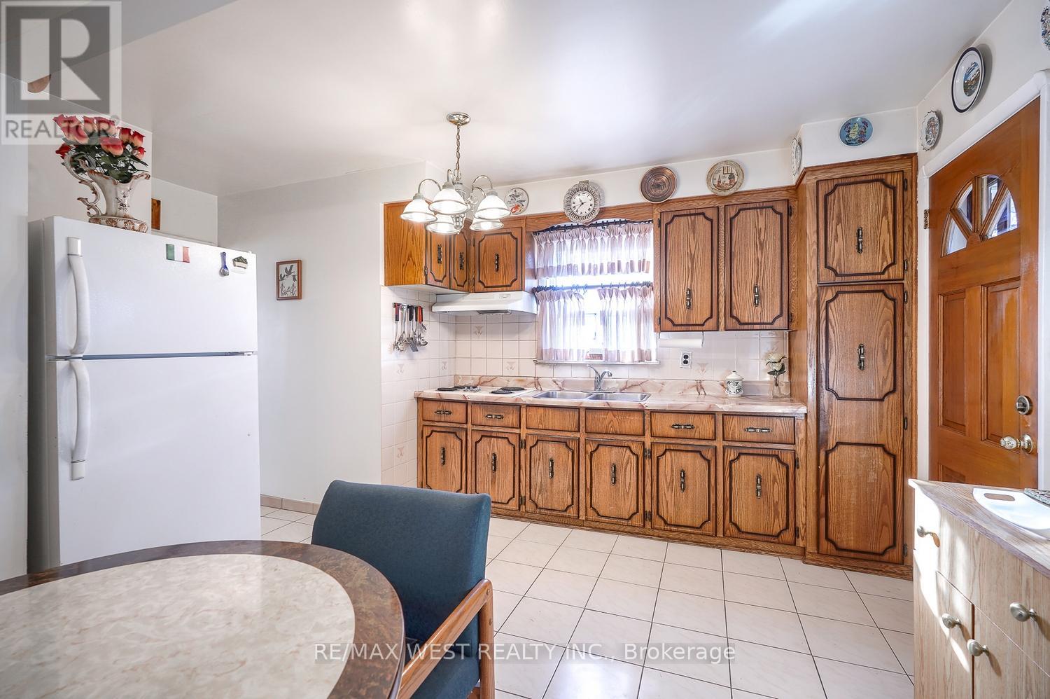 6 Dalrymple Drive, Toronto, Ontario  M6N 4S3 - Photo 13 - W12255314