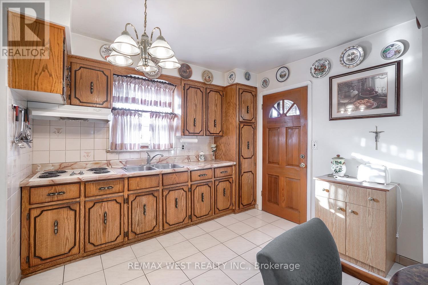 6 Dalrymple Drive, Toronto, Ontario  M6N 4S3 - Photo 14 - W12255314
