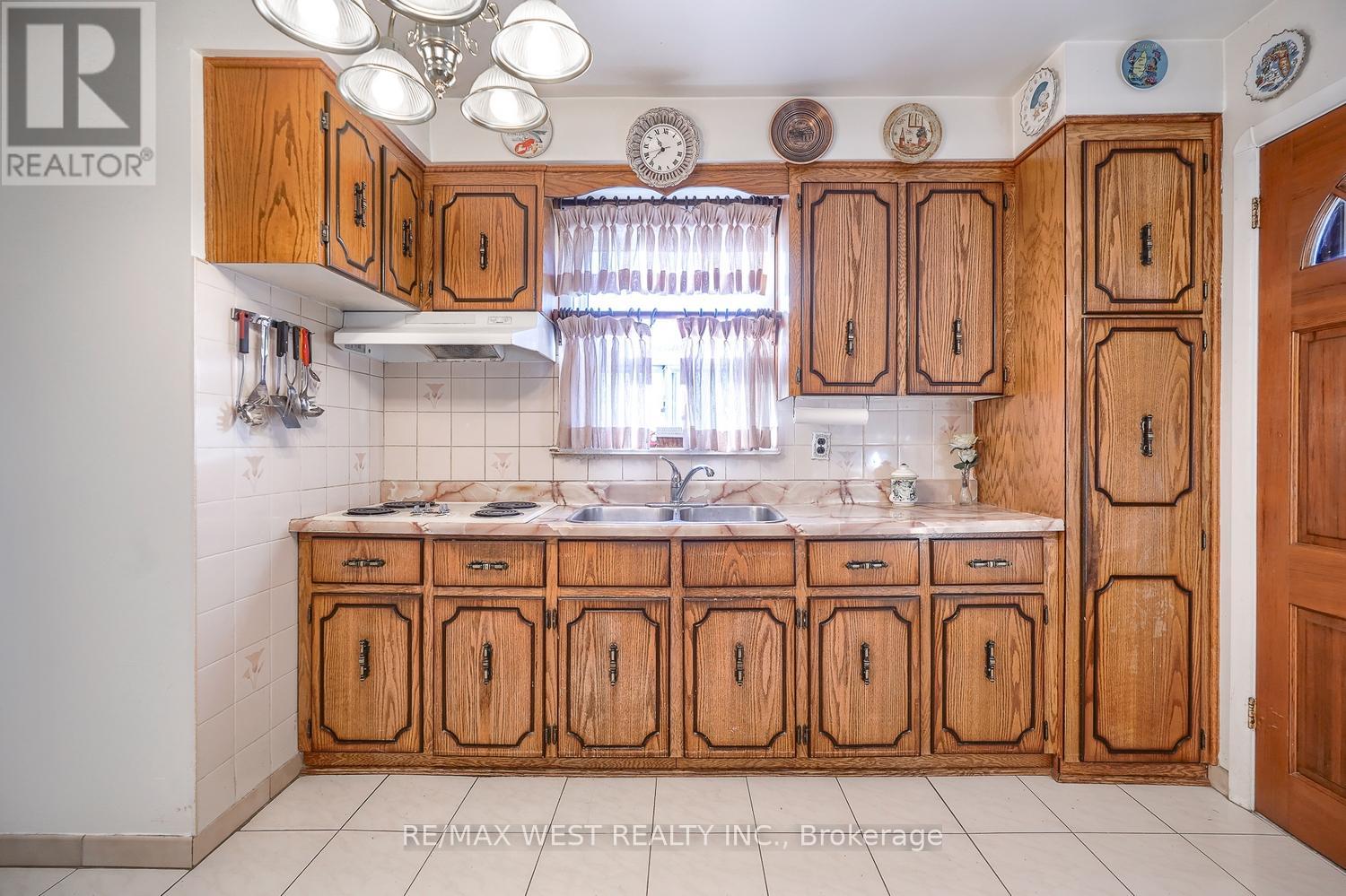 6 Dalrymple Drive, Toronto, Ontario  M6N 4S3 - Photo 16 - W12255314