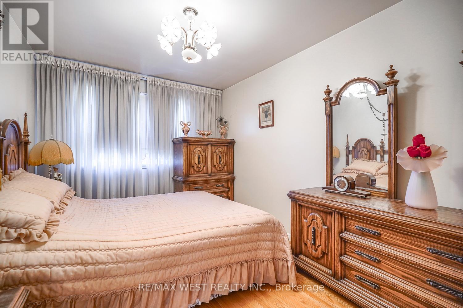 6 Dalrymple Drive, Toronto, Ontario  M6N 4S3 - Photo 19 - W12255314