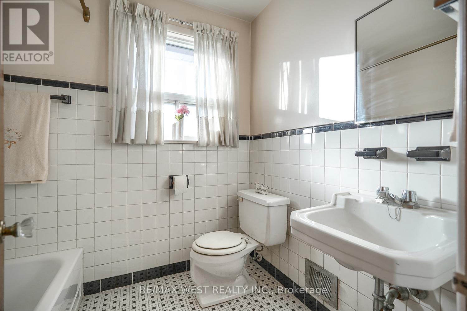 6 Dalrymple Drive, Toronto, Ontario  M6N 4S3 - Photo 26 - W12255314
