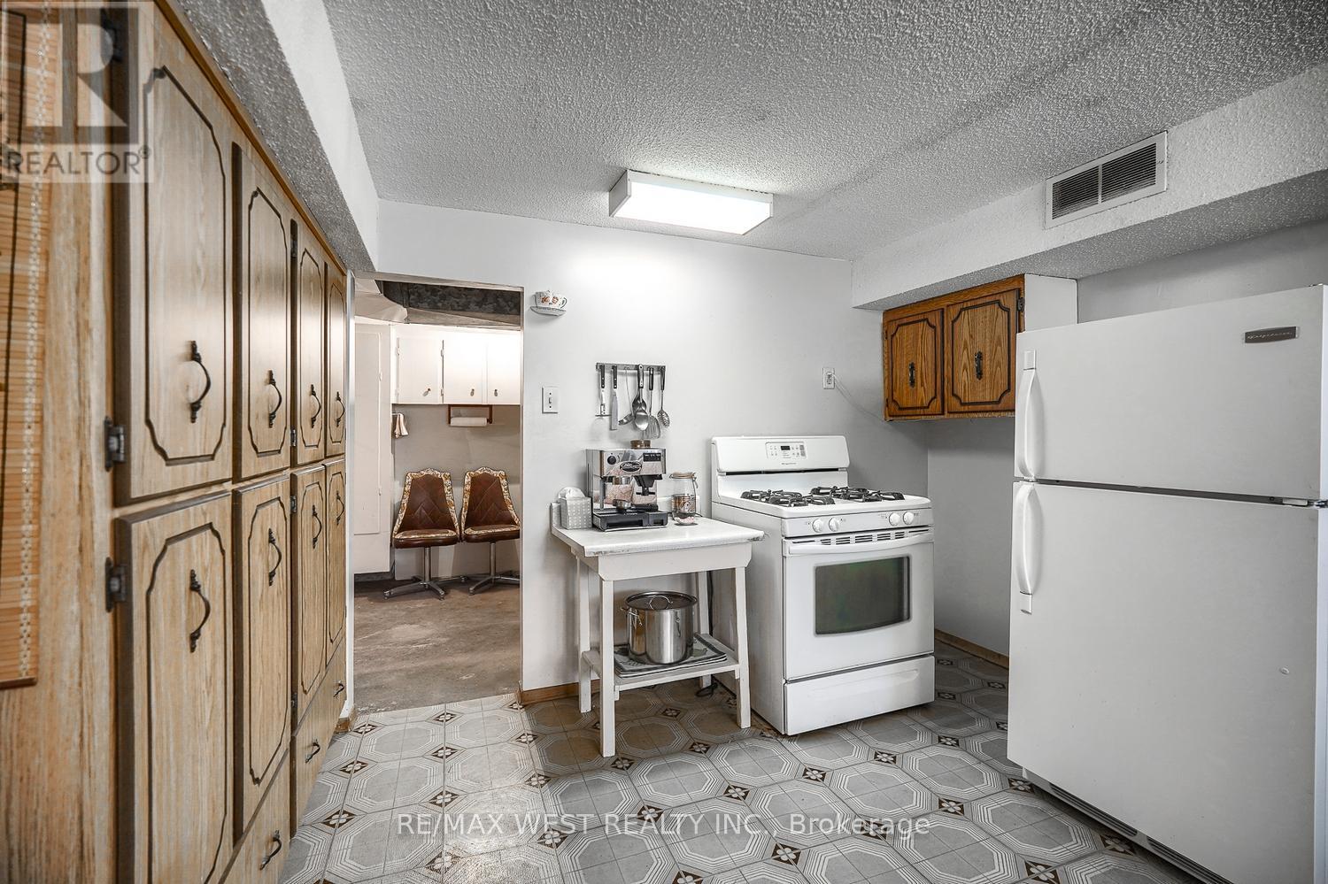 6 Dalrymple Drive, Toronto, Ontario  M6N 4S3 - Photo 30 - W12255314