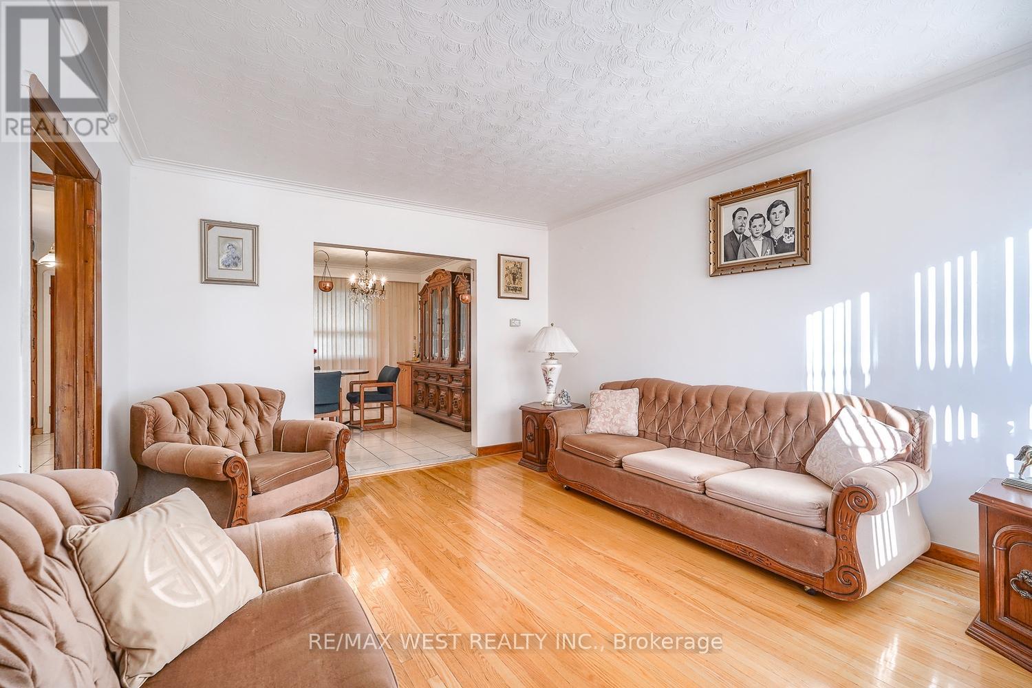 6 Dalrymple Drive, Toronto, Ontario  M6N 4S3 - Photo 8 - W12255314