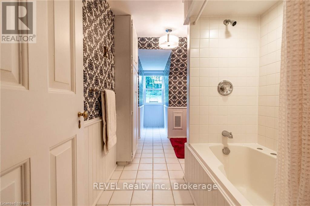 9 Shaldan Lane, Pelham, Ontario  L0S 1E0 - Photo 35 - X12255355