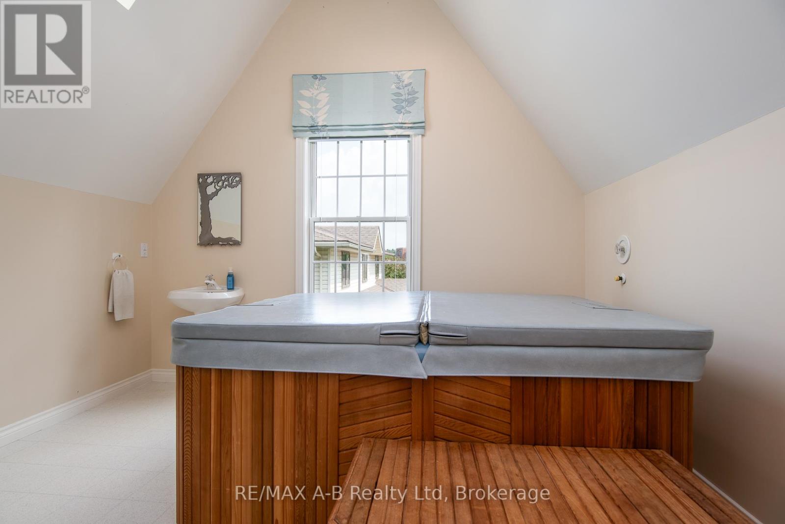 292 Woods Street, Stratford, Ontario  N5A 7T4 - Photo 46 - X12255396
