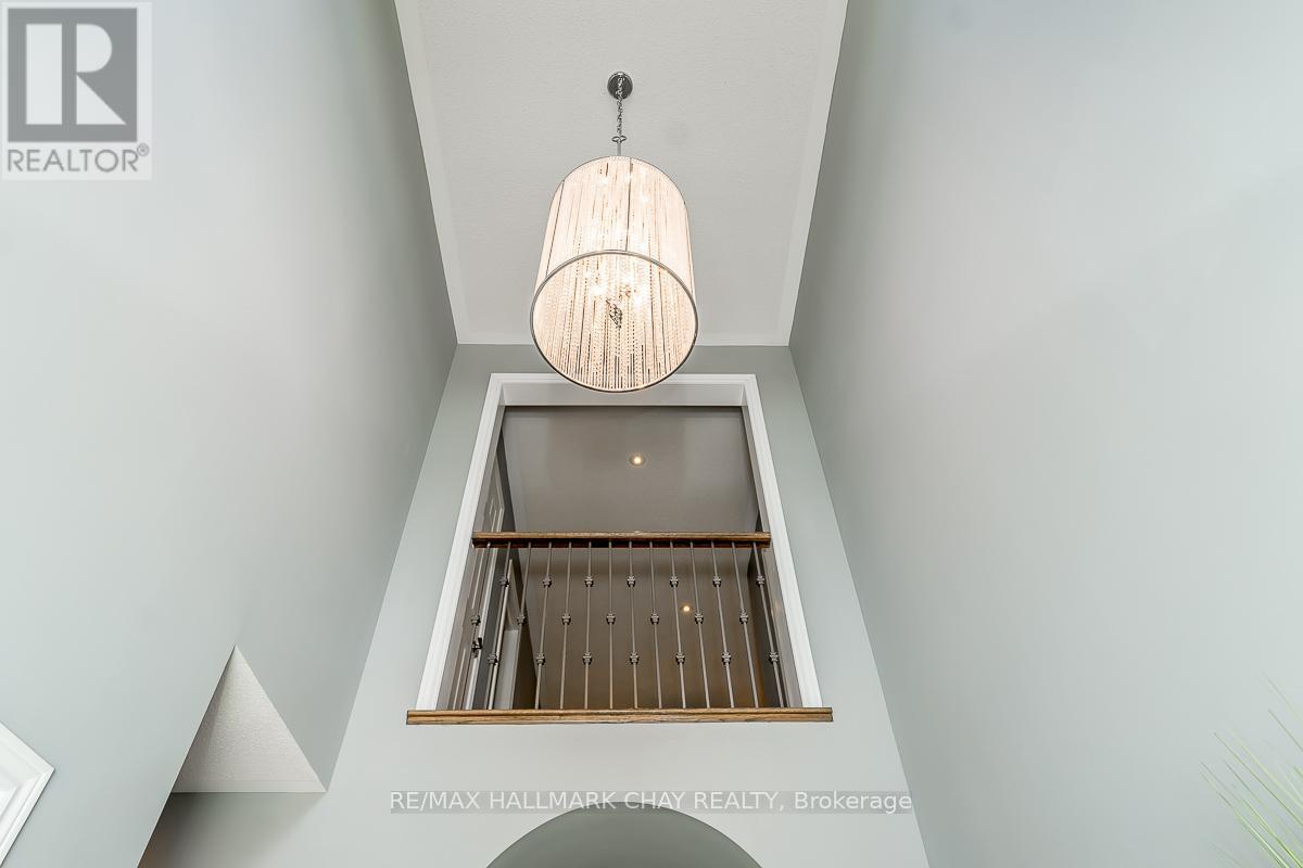 51 Cloverhill Crescent, Innisfil, Ontario  L0L 1L0 - Photo 4 - N12255502
