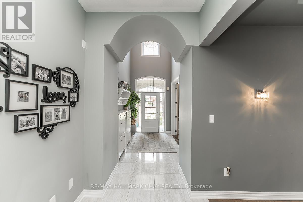 51 Cloverhill Crescent, Innisfil, Ontario  L0L 1L0 - Photo 5 - N12255502