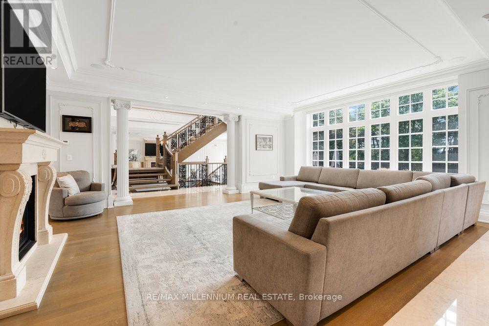 38 Park Lane Circle, Toronto, Ontario  M3C 2N2 - Photo 17 - C12255484