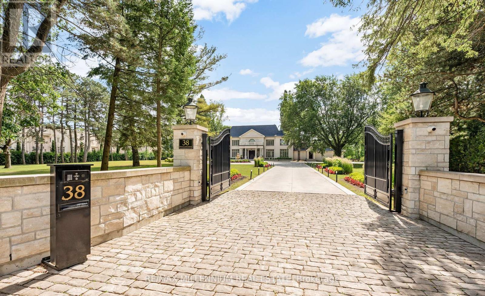 38 Park Lane Circle, Toronto (Bridle Path-Sunnybrook-York Mills), Ontario M3C 2N2 - Photo 3 - C12255484