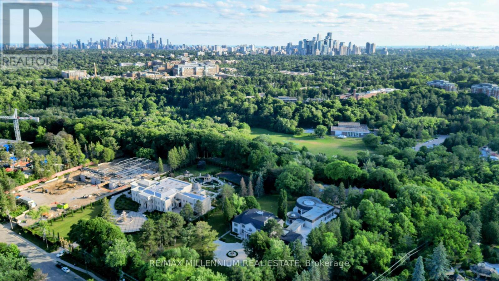 38 Park Lane Circle, Toronto, Ontario  M3C 2N2 - Photo 4 - C12255484