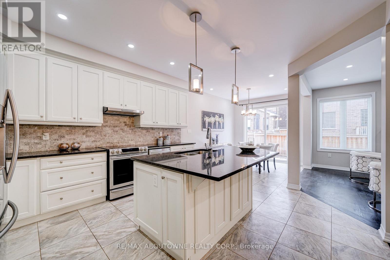 385 Dahlia Trail, Oakville, Ontario  L6M 4M2 - Photo 10 - W12255372