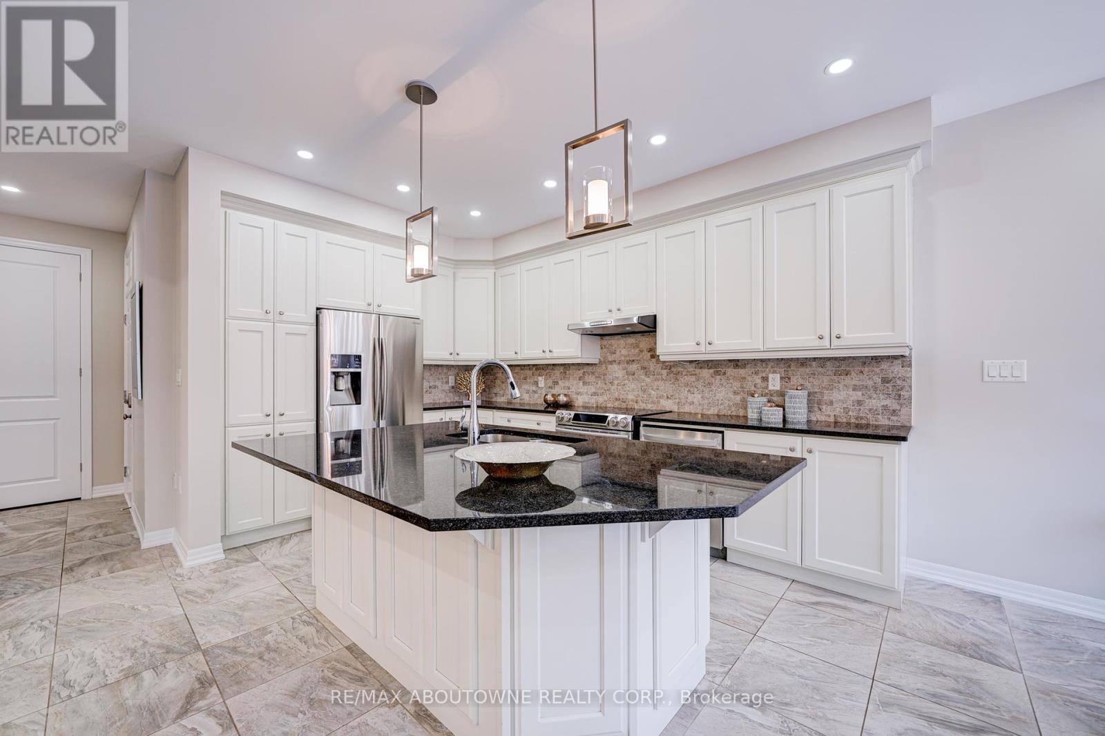 385 Dahlia Trail, Oakville, Ontario  L6M 4M2 - Photo 9 - W12255372