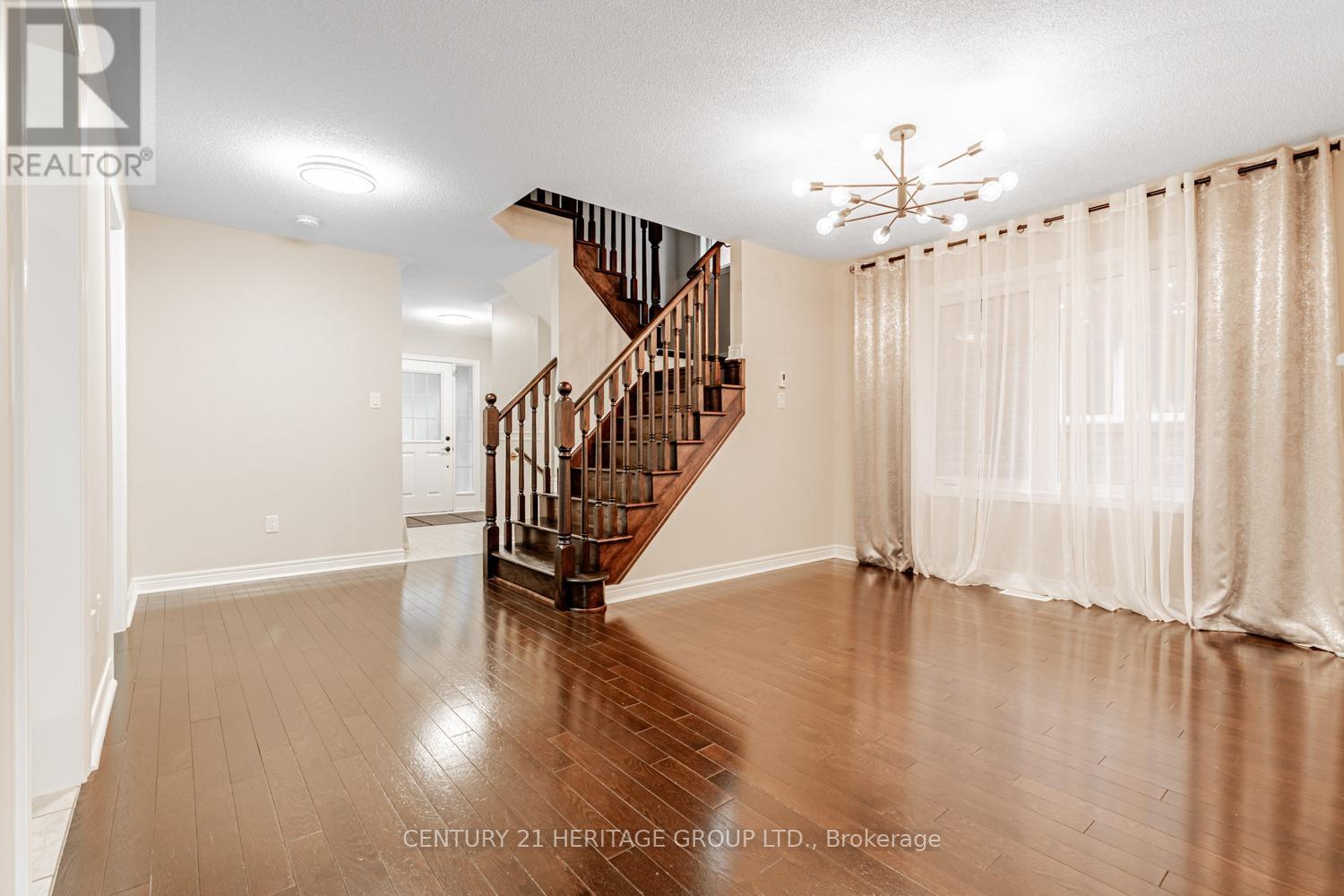 67 Acorn Lane, Bradford West Gwillimbury, Ontario  L3Z 0H5 - Photo 6 - N12225533