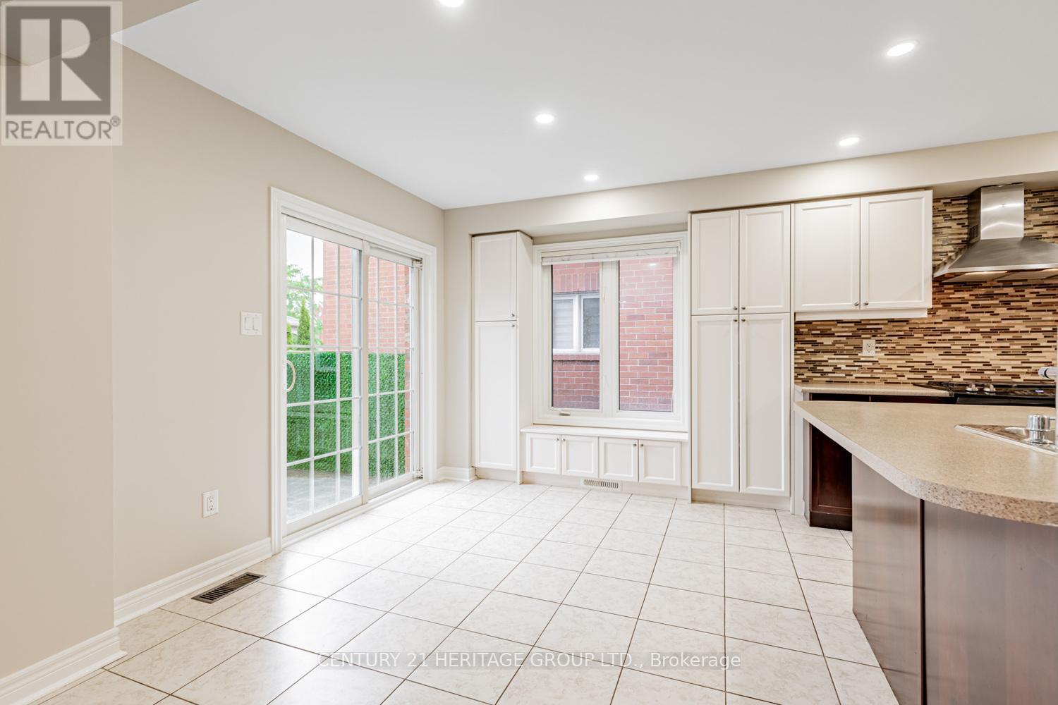 67 Acorn Lane, Bradford West Gwillimbury, Ontario  L3Z 0H5 - Photo 9 - N12225533