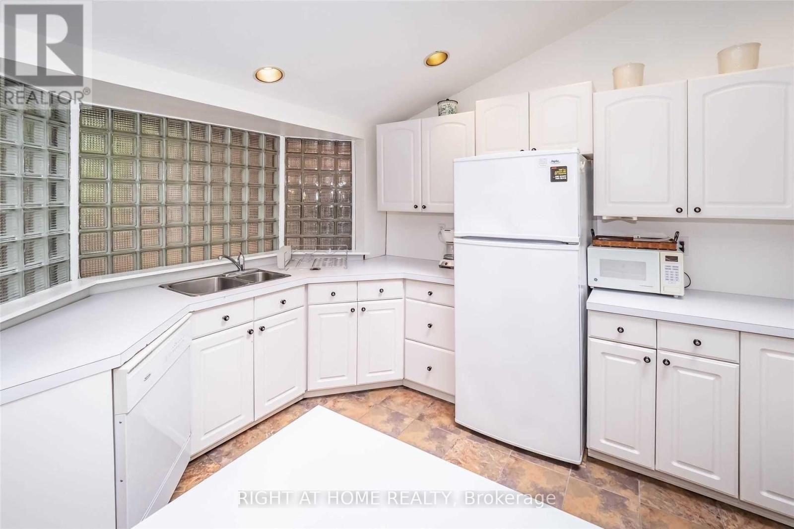 # 10 - 1326 Windermere Road, Muskoka Lakes, Ontario  P0B 1M0 - Photo 21 - X12255398