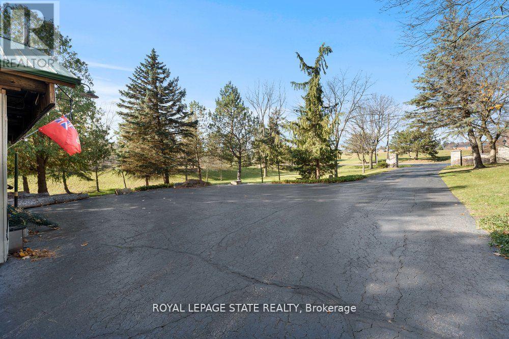 492 Governors Road, Hamilton, Ontario  L9H 5E3 - Photo 12 - X12255466