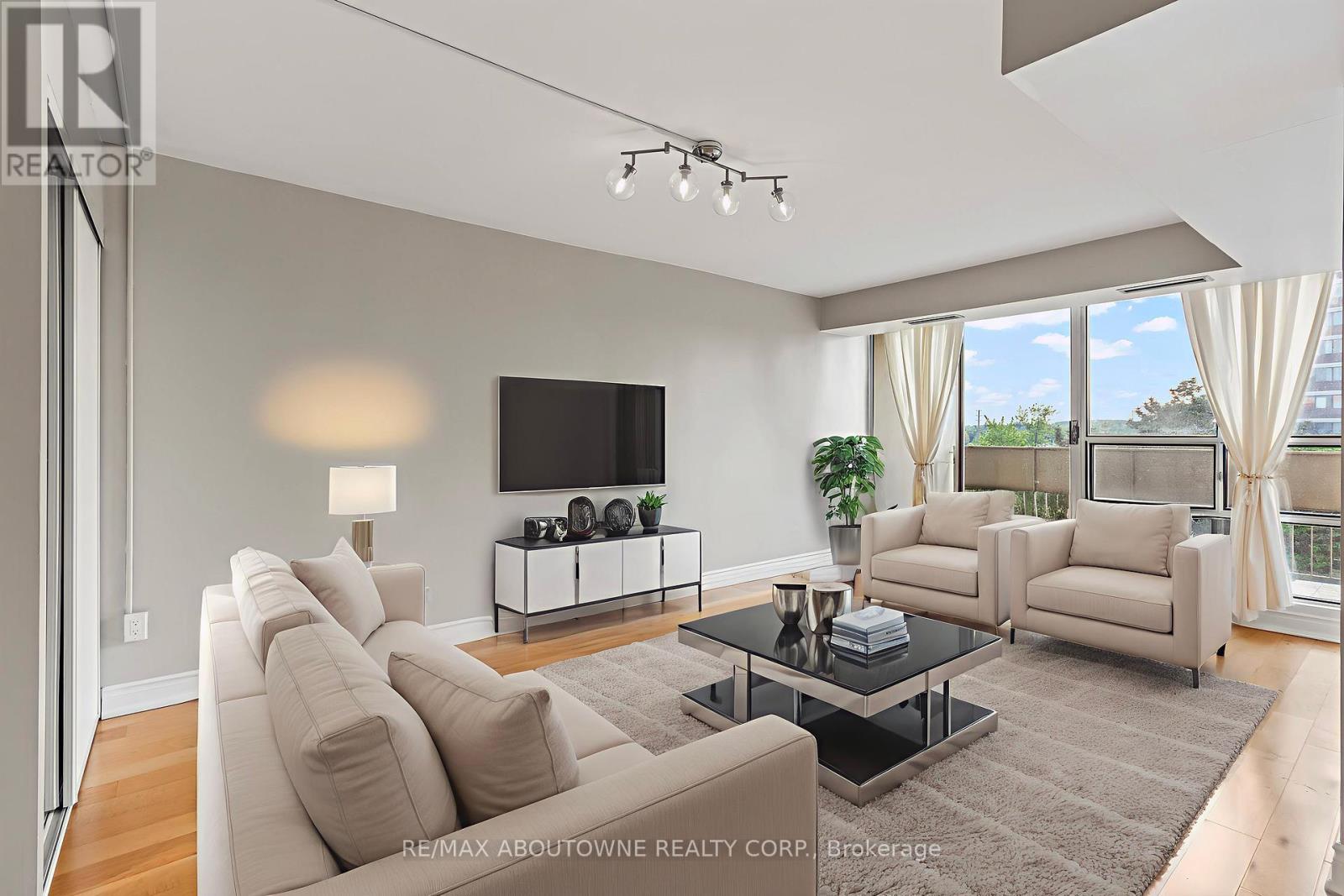 Property at 523 - 1300 MARLBOROUGH COURT image 4