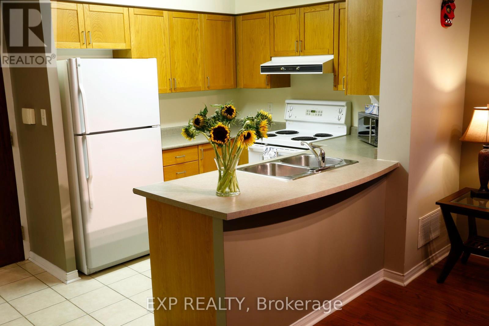 306 - 51 Baffin Court, Richmond Hill, Ontario  L4B 4P6 - Photo 4 - N12255580
