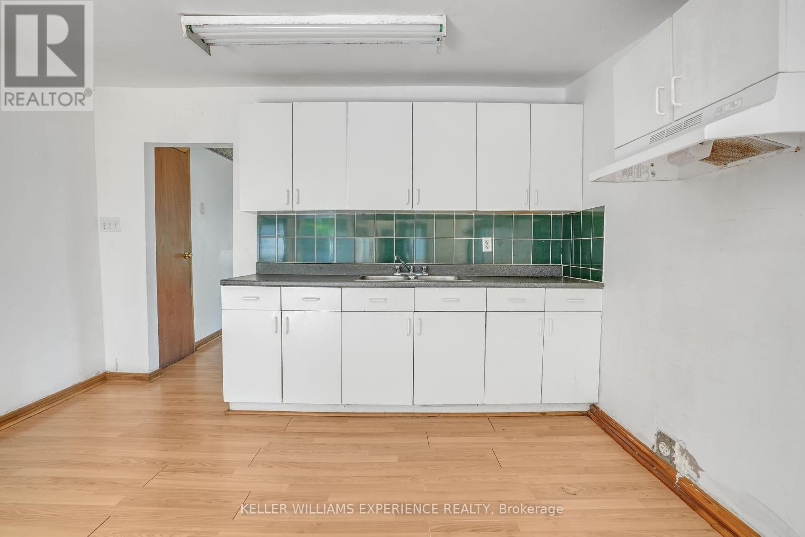 Property at 767 SEDORE AVENUE image 3