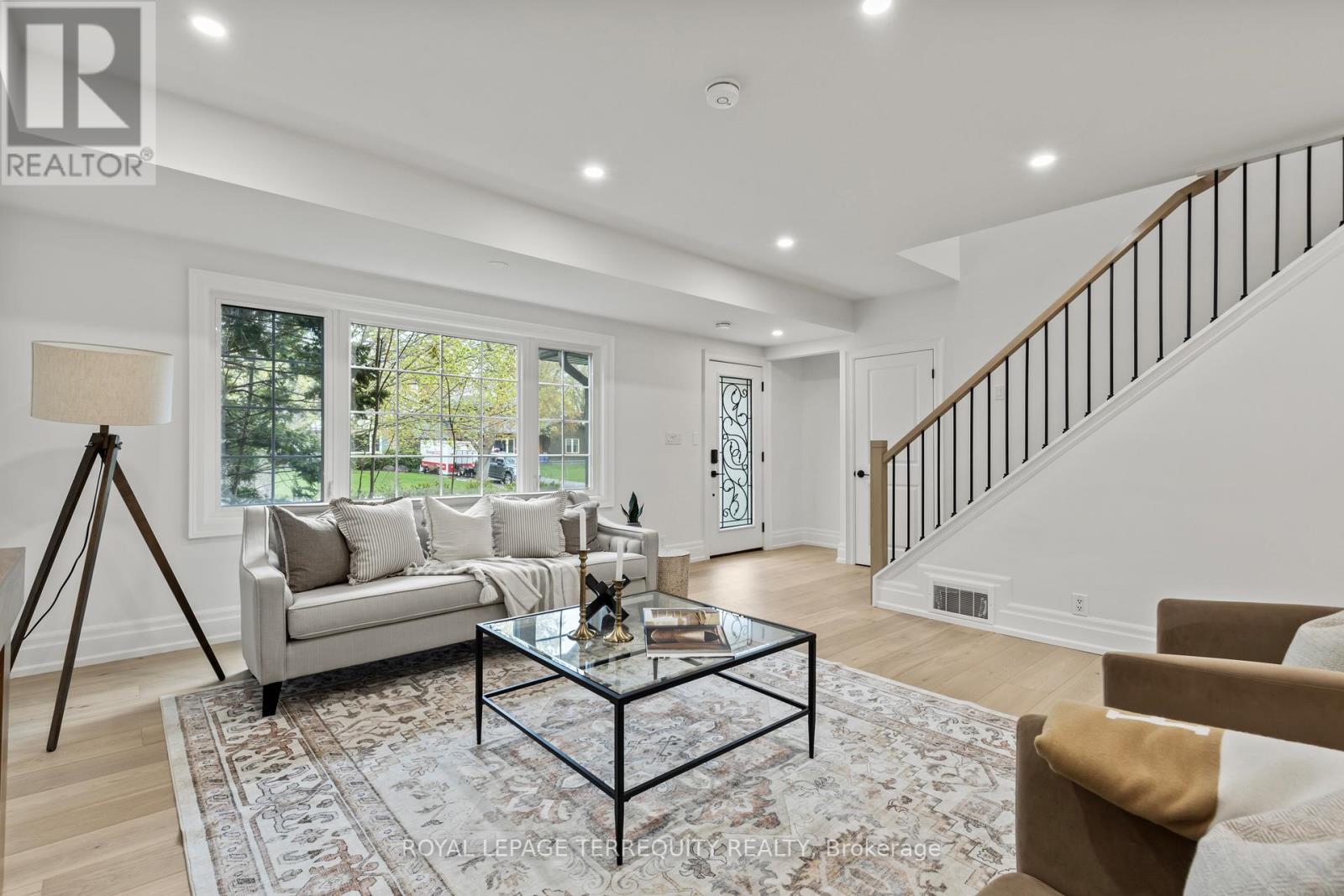 Property at 944 LONG DRIVE image 4