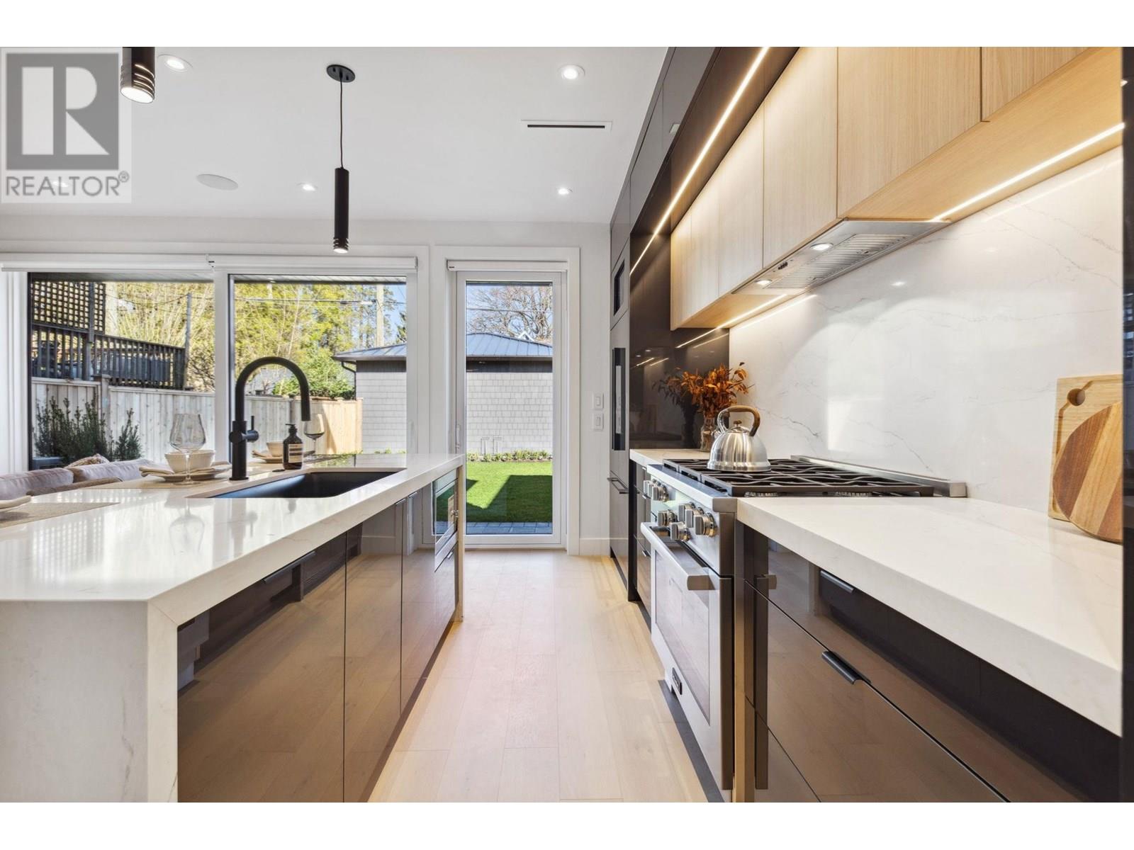 Listing Picture 11 of 29 : 2 3081 W 14TH AVENUE, Vancouver / 溫哥華 - 魯藝地產 Yvonne Lu Group - MLS Medallion Club Member