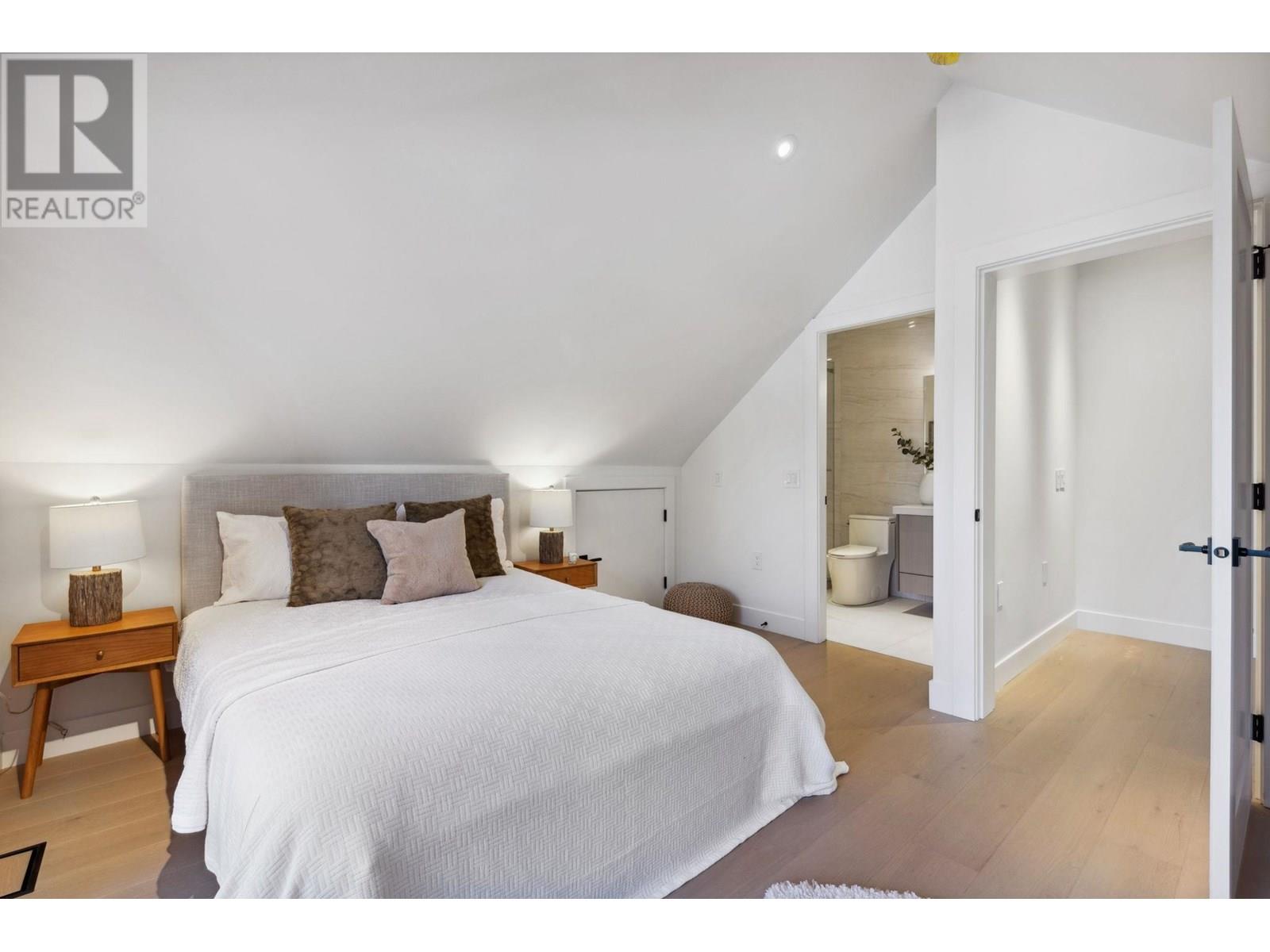 Listing Picture 20 of 29 : 2 3081 W 14TH AVENUE, Vancouver / 溫哥華 - 魯藝地產 Yvonne Lu Group - MLS Medallion Club Member