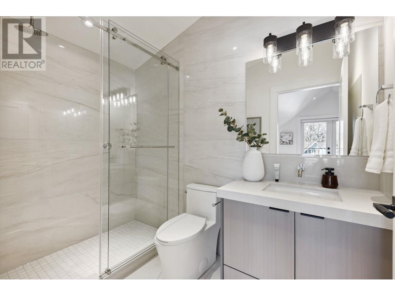 Listing Picture 21 of 29 : 2 3081 W 14TH AVENUE, Vancouver / 溫哥華 - 魯藝地產 Yvonne Lu Group - MLS Medallion Club Member