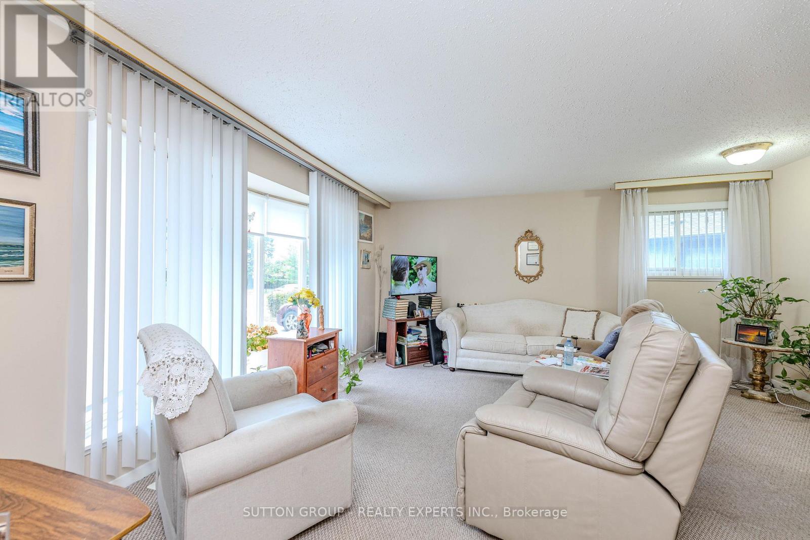 24 Vanderbrent Crescent, Toronto, Ontario  M9R 3W8 - Photo 10 - W12226038