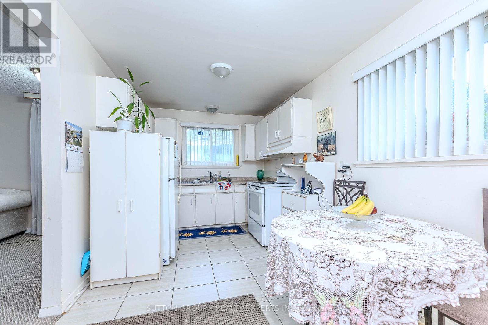 24 Vanderbrent Crescent, Toronto, Ontario  M9R 3W8 - Photo 17 - W12226038