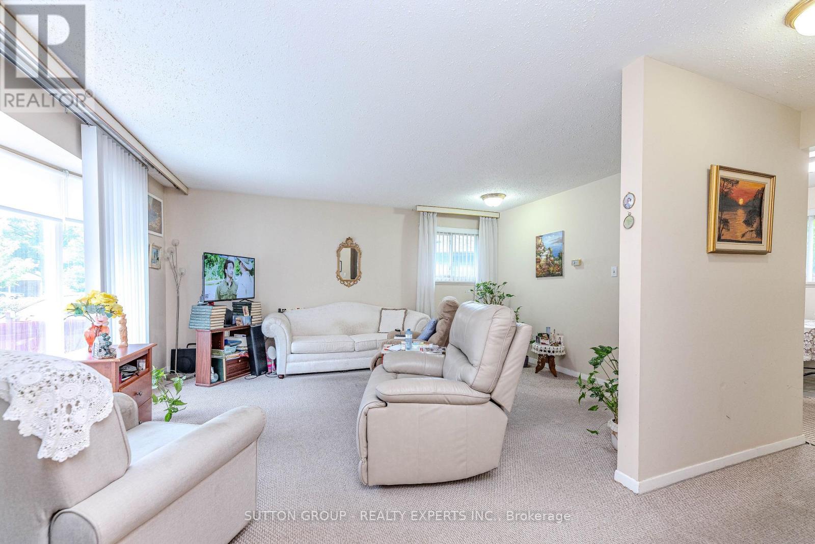 24 Vanderbrent Crescent, Toronto, Ontario  M9R 3W8 - Photo 9 - W12226038