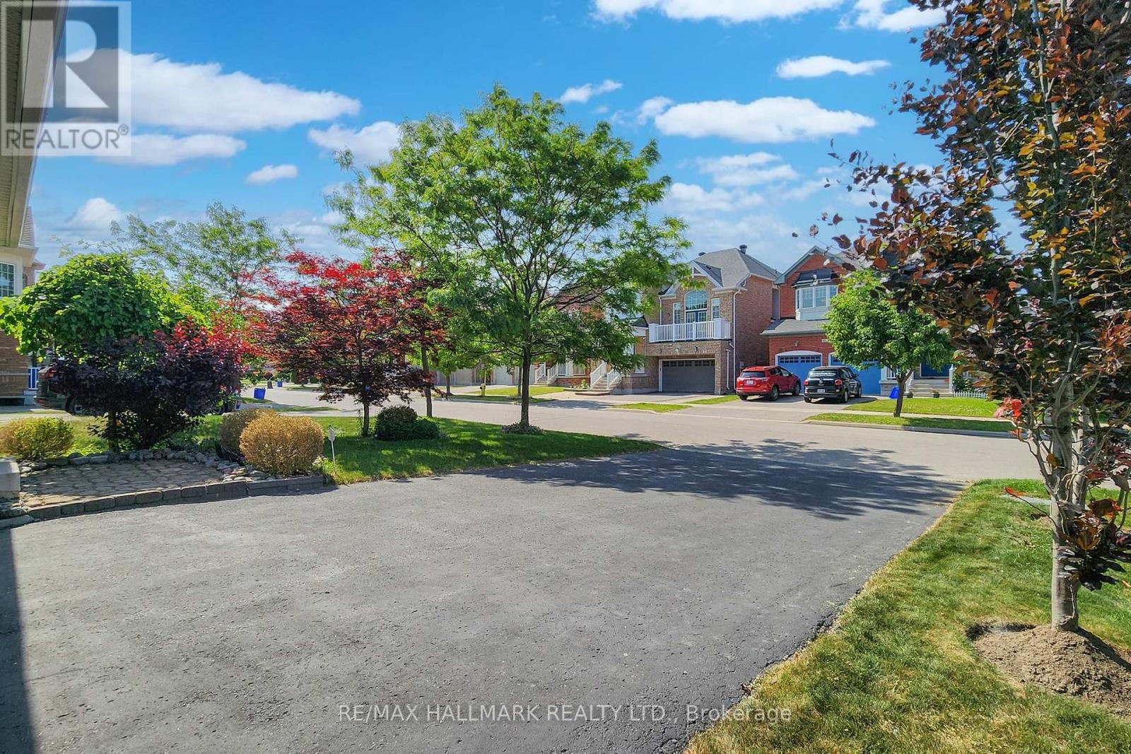 Property at 70 MAPLEBANK CRESCENT image 4