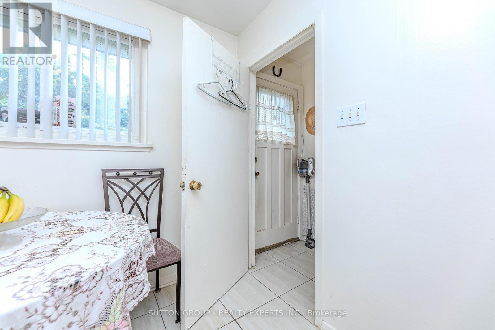 24 Vanderbrent Crescent, Toronto, Ontario  M9R 3W8 - Photo 31 - W12226038