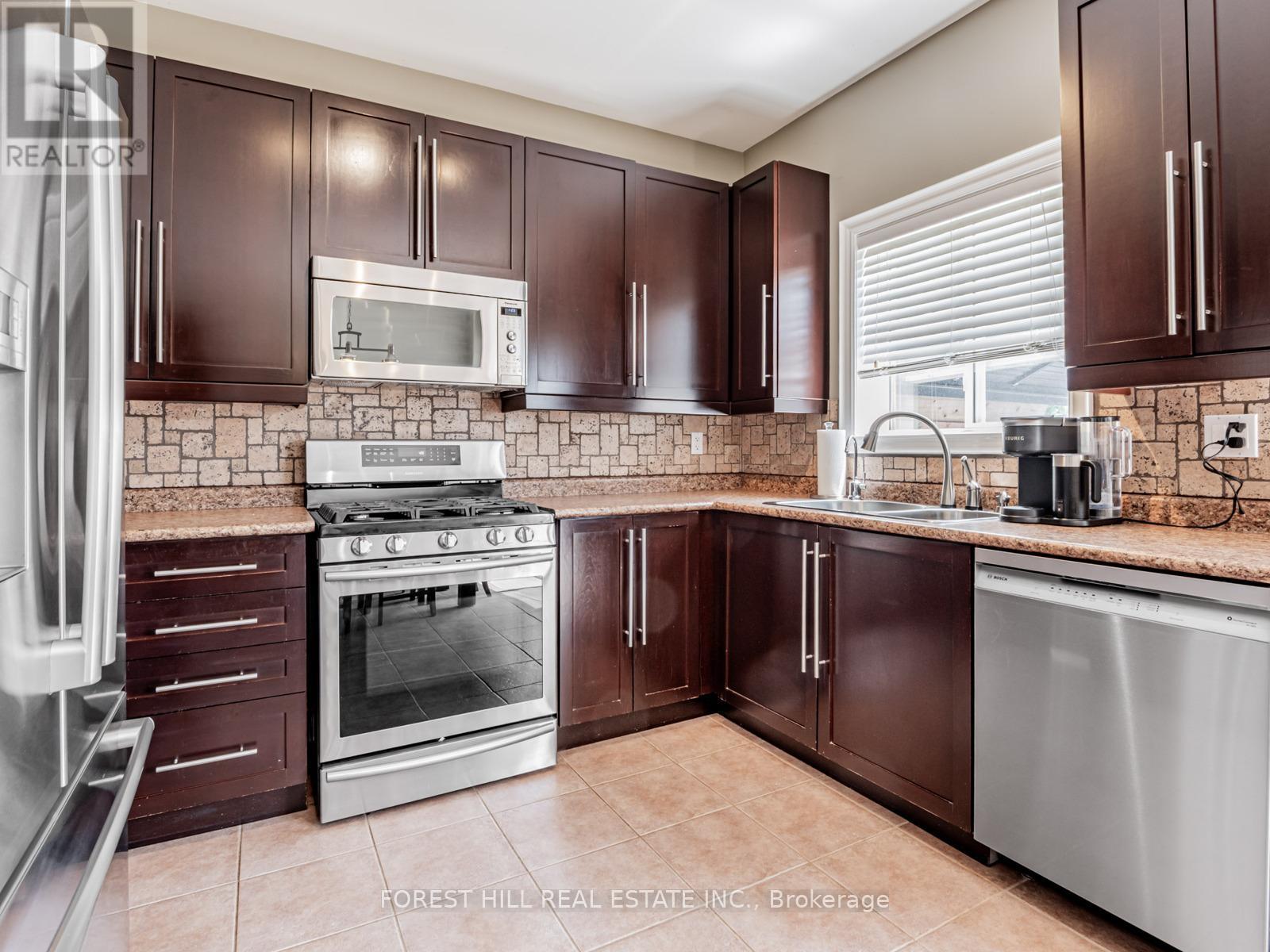 33 Connaught Lane, Barrie, Ontario  L4M 0A6 - Photo 11 - S12255742