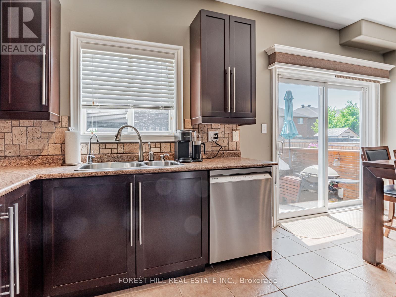 33 Connaught Lane, Barrie, Ontario  L4M 0A6 - Photo 13 - S12255742
