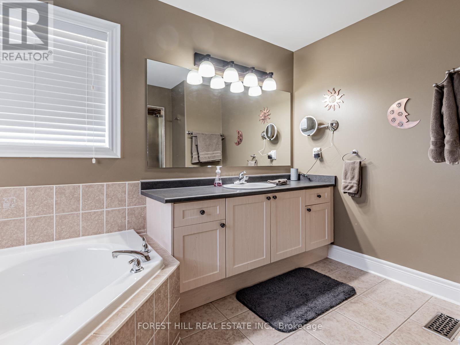 33 Connaught Lane, Barrie, Ontario  L4M 0A6 - Photo 18 - S12255742